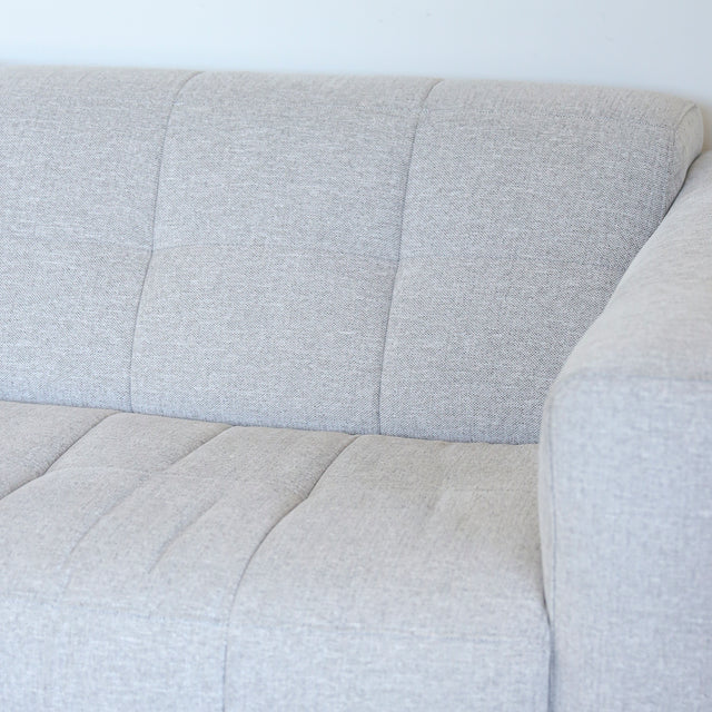 Imagee rapprochée d'un Modulaire d'angle moderne avc chaise longue gauche en tissu gris clair.