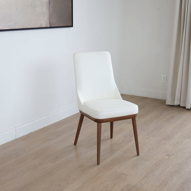 chaise blanche elegante avec assise rembourree et pieds en bois.