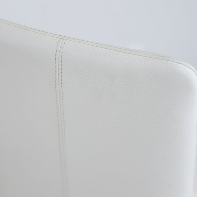 chaise blanche elegante avec assise rembourree et pieds en bois.