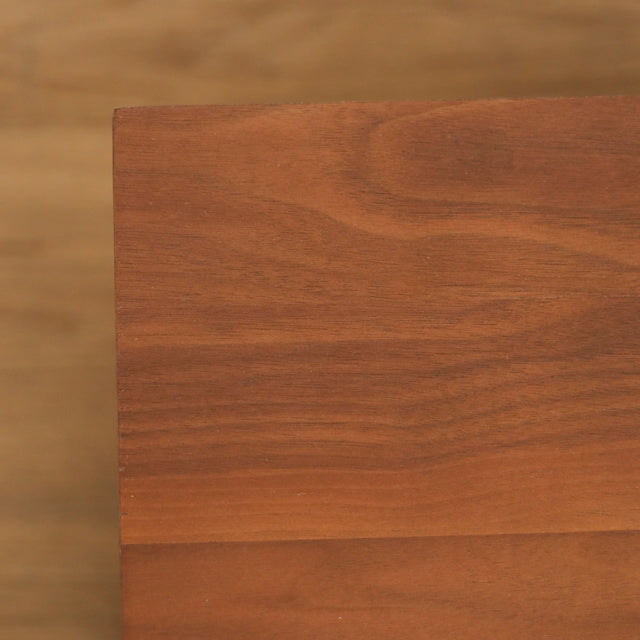 Image rapprochée Table de chevet moderne en bois noyer avec coins arrondis et tiroir integre.
