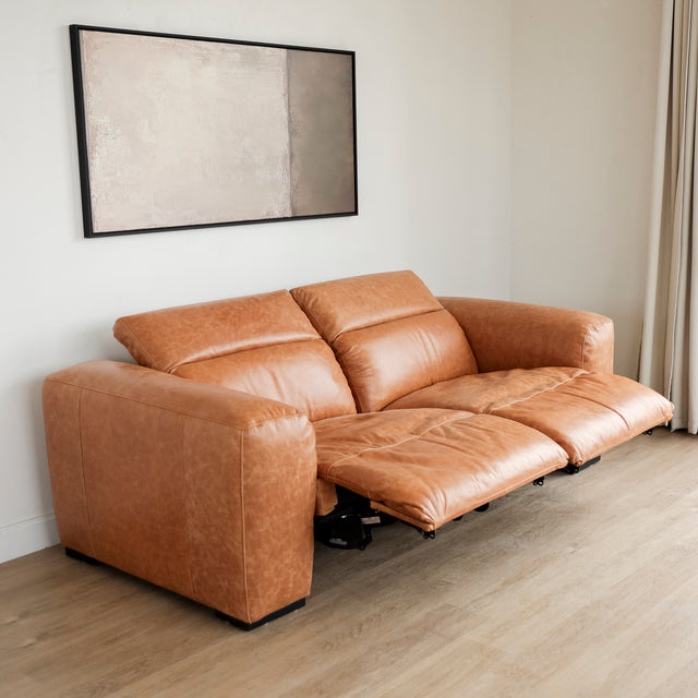 Canape inclinable en cuir brandy au design contemporain avec accoudoirs larges et assises confortables.