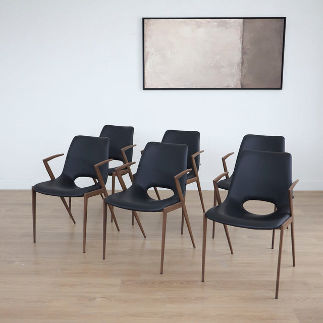 ensemble de chaises noires modernes avec accoudoirs en métal imitation bois et assise ajouree.