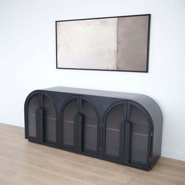Buffet noir moderne a portes arquées en verre strie.