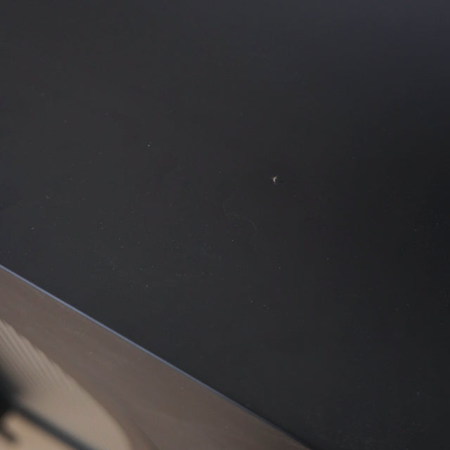 Buffet noir moderne a portes arquées en verre strie.