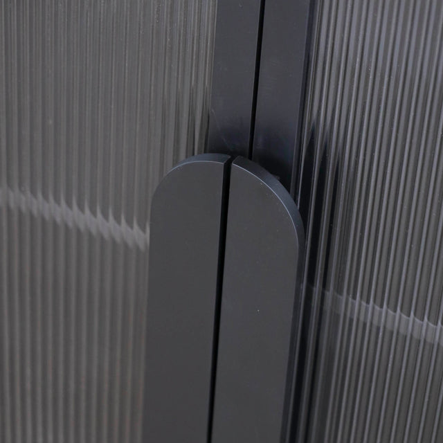 Buffet noir moderne a portes arquées en verre strie.