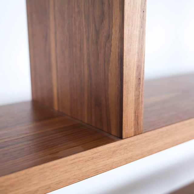 Bibliothèque Millie en noyer naturel