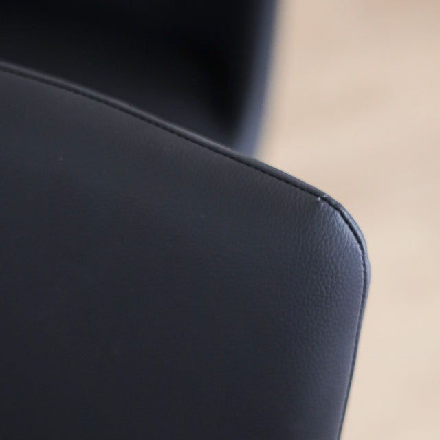 Image rapprochée d'un Ensemble de chaises noires modernes a pieds fins en metal.