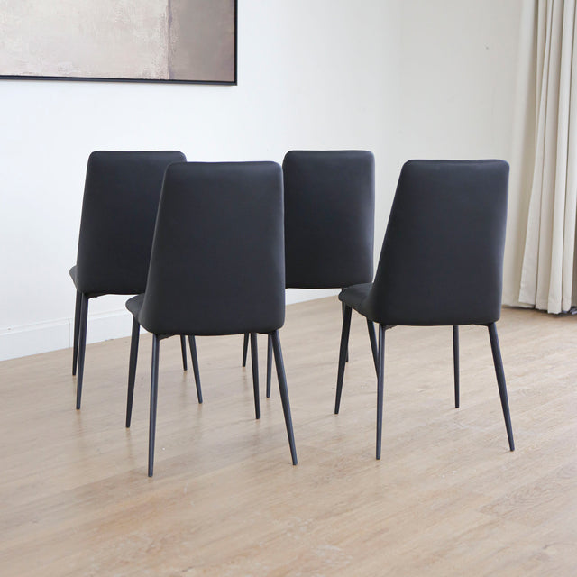 Ensemble de chaises noires modernes a pieds fins en metal.