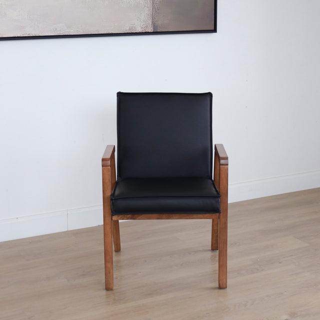 chaise noire avec assise rembourree et structure en bois naturel.