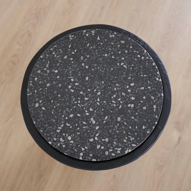 Table d'appoint Hubert avec base en béton noir et plateau en terrazzo
