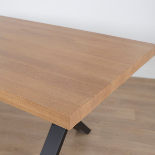 Table à manger Lavallée en merisier blond