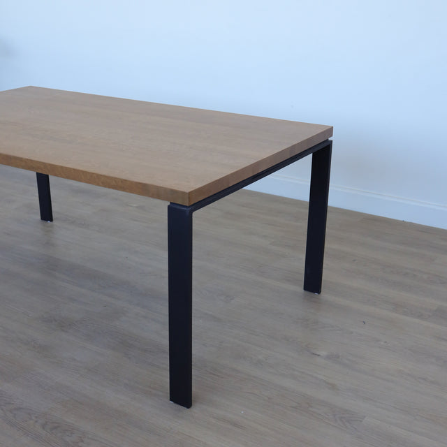 Table de salle à manger rectangulaire en bois clair avec piétement noirs, style minimaliste moderne pour salle à manger.