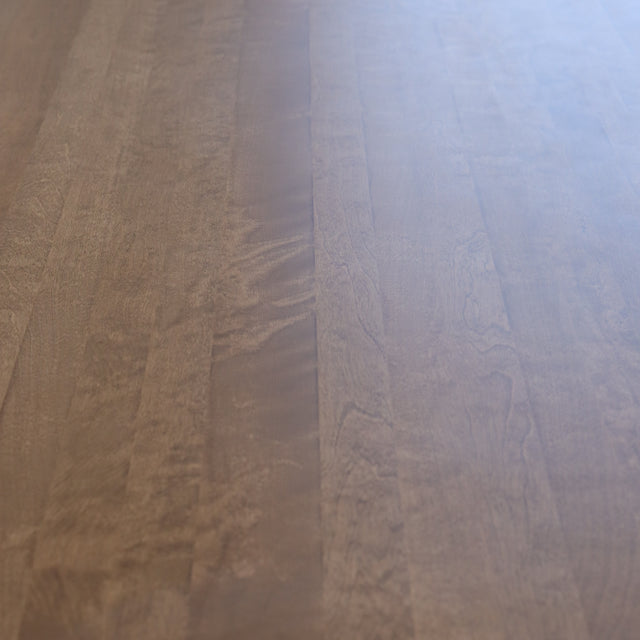 Table de salle à manger rectangulaire en bois clair avec piétement noirs, style minimaliste moderne pour salle à manger.