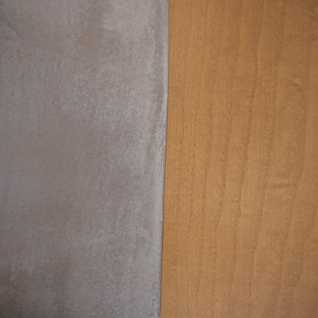 Table Kénogami en béton galet et frêne ambré 2.25" 40" X 80" avec pattes Chloé en acier