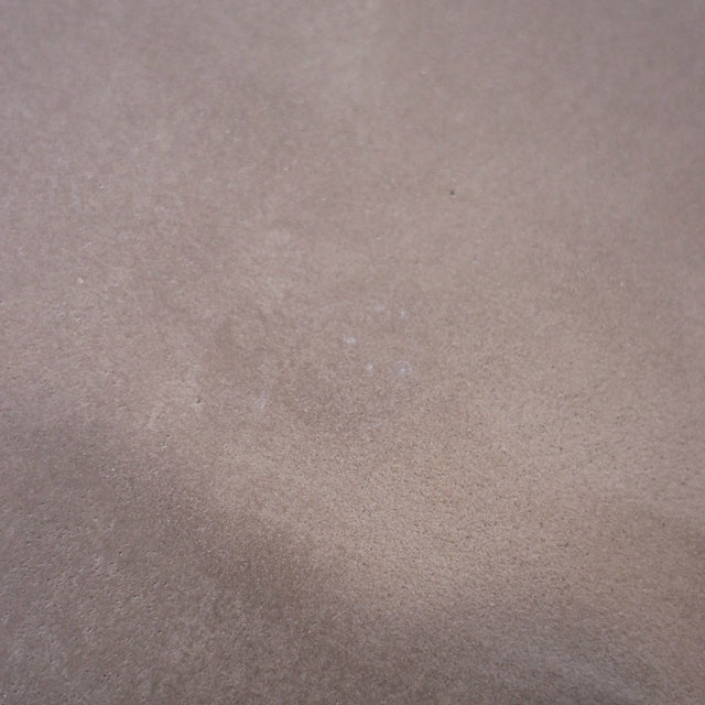 Table Kénogami en béton galet et frêne ambré 2.25" 40" X 80" avec pattes Chloé en acier