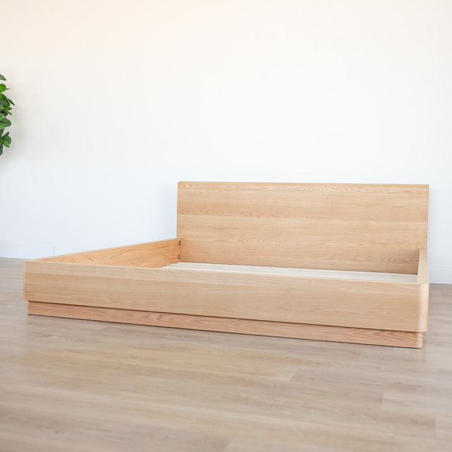 Lit en bois massif avec tête de lit intégrée, design minimaliste pour chambre moderne.