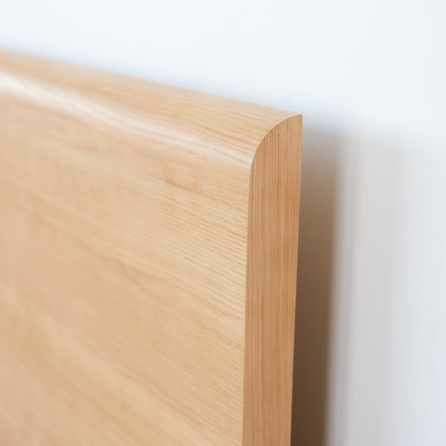 Lit en bois massif avec tête de lit intégrée, design minimaliste pour chambre moderne.