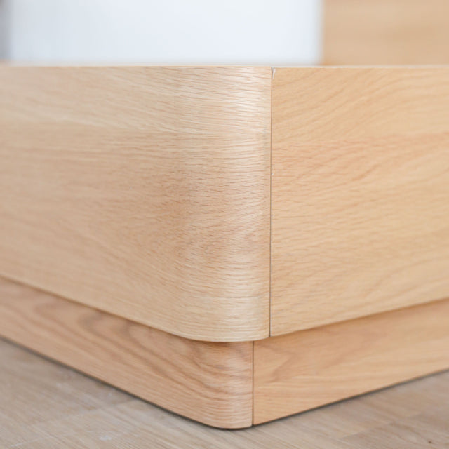 Lit en bois massif avec tête de lit intégrée, design minimaliste pour chambre moderne.