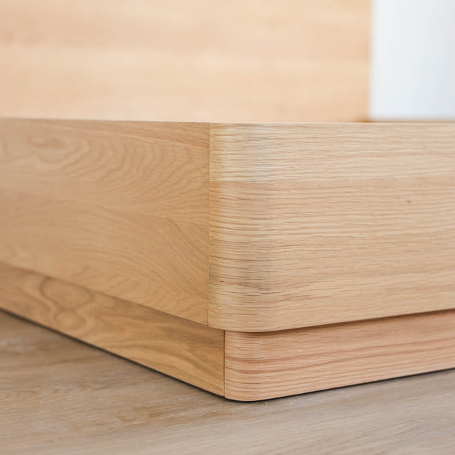 Lit en bois massif avec tête de lit intégrée, design minimaliste pour chambre moderne.