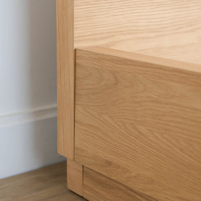 Lit en bois massif avec tête de lit intégrée, design minimaliste pour chambre moderne.