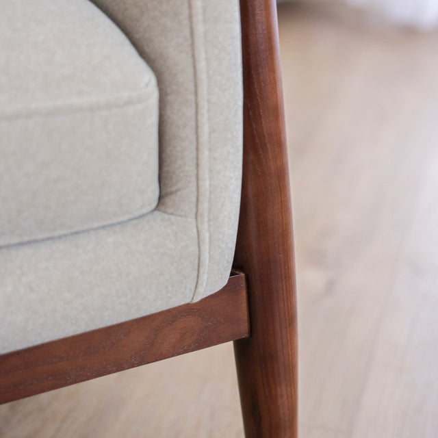 Fauteuil Arnold en tissu sable feutré