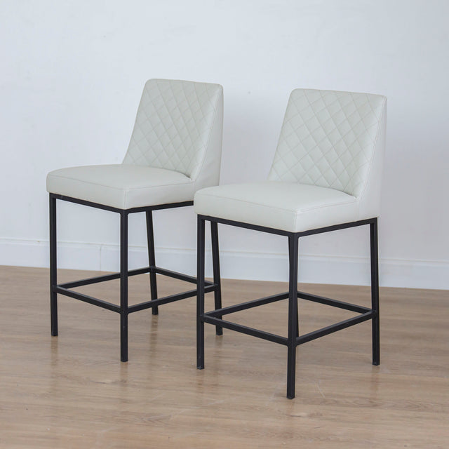 Ensemble de deux tabourets de comptoir Marvin en cuir végane crème