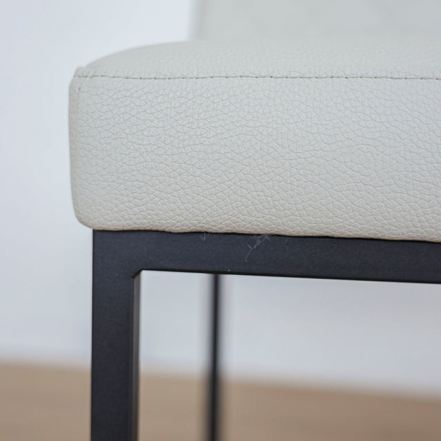 Ensemble de deux tabourets de comptoir Marvin en cuir végane crème