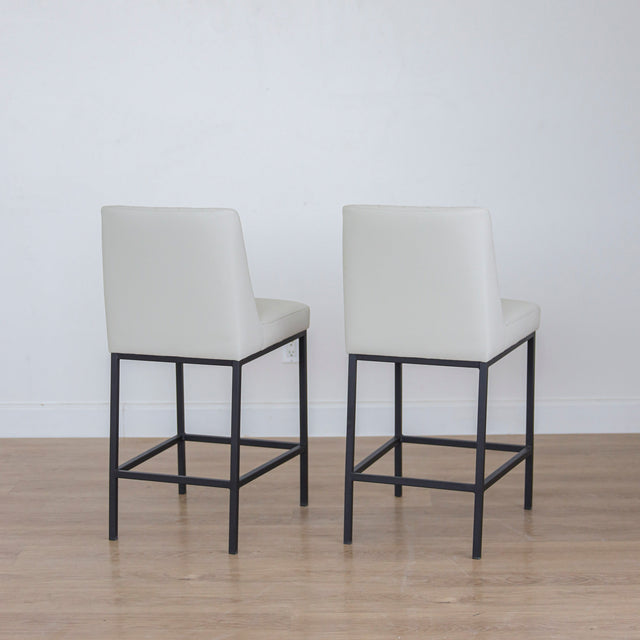 Ensemble de deux tabourets de comptoir Marvin en cuir végane crème