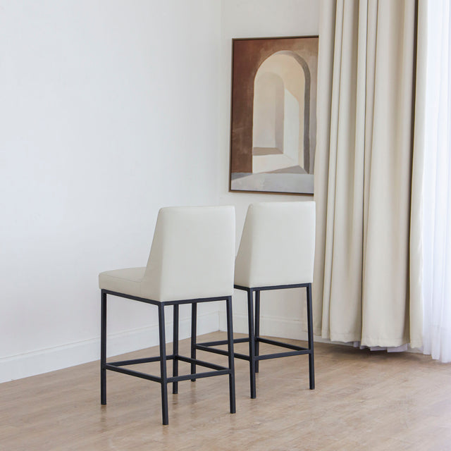 Ensemble de deux tabourets de comptoir Marvin en cuir végane crème