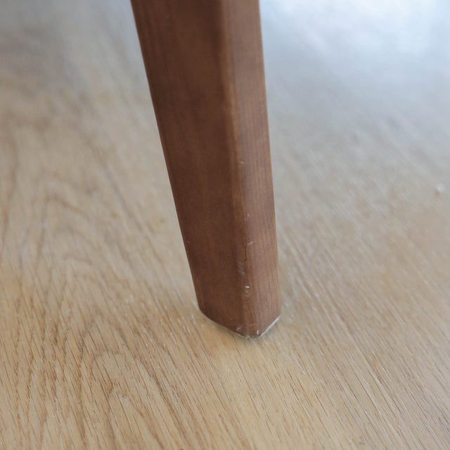 Fauteuil moderne en tissu bouclé ivoire avec structure en bois, idéal pour salon contemporain lumineux.