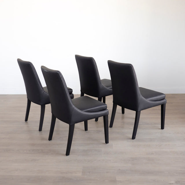 Ensemble de 4 chaises de cuisine SINATRA en cuir végane noir avec coutures assorties blanche avec les pattes en bois noir