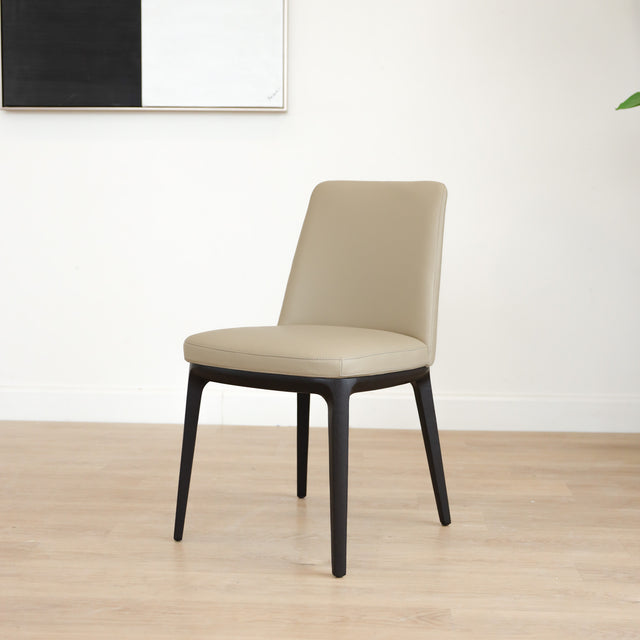 Chaise de salle à manger en cuir taupe avec pattes en noyer, design moderne pour intérieur contemporain.