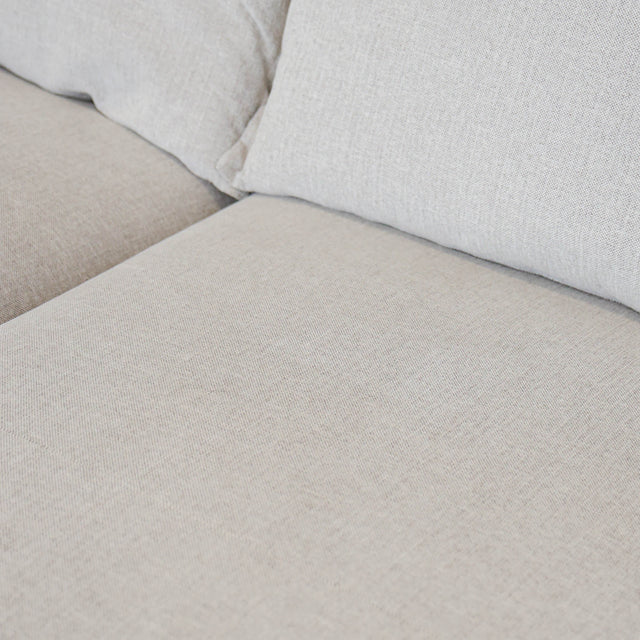 Modulaire deux morceaux, en tissu greige pale, avec méridienne droite, design moderne pour salon contemporain.