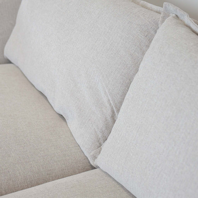 Modulaire deux morceaux, en tissu greige pale, avec méridienne droite, design moderne pour salon contemporain.