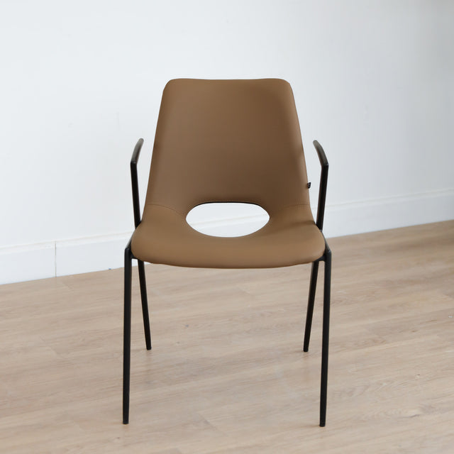 Chaise design en cuir végane Delta avec piètement noir et accoudoirs intégrés, idéale pour salle à manger moderne.