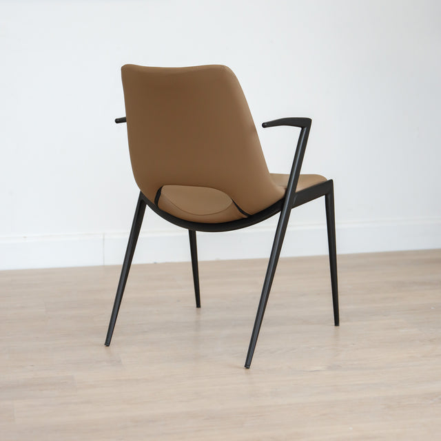 Chaise design en cuir végane Delta avec piètement noir et accoudoirs intégrés, idéale pour salle à manger moderne.