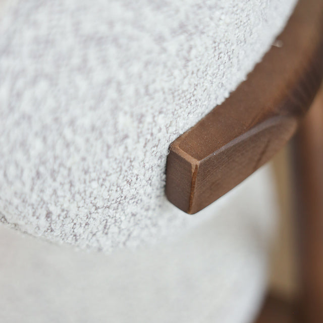 Chaises de salle à manger en tissu bouclé ivoire avec pattes en noyer foncé, style scandinave moderne.