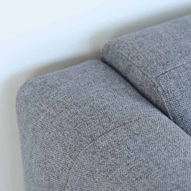 Modulaire deux places en tissu gris foncé avec chaise longue gauche, design moderne et lignes épurées pour salon contemporain.