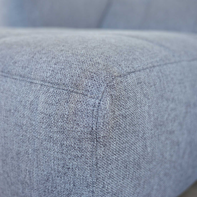 Modulaire deux places en tissu gris foncé avec chaise longue gauche, design moderne et lignes épurées pour salon contemporain.