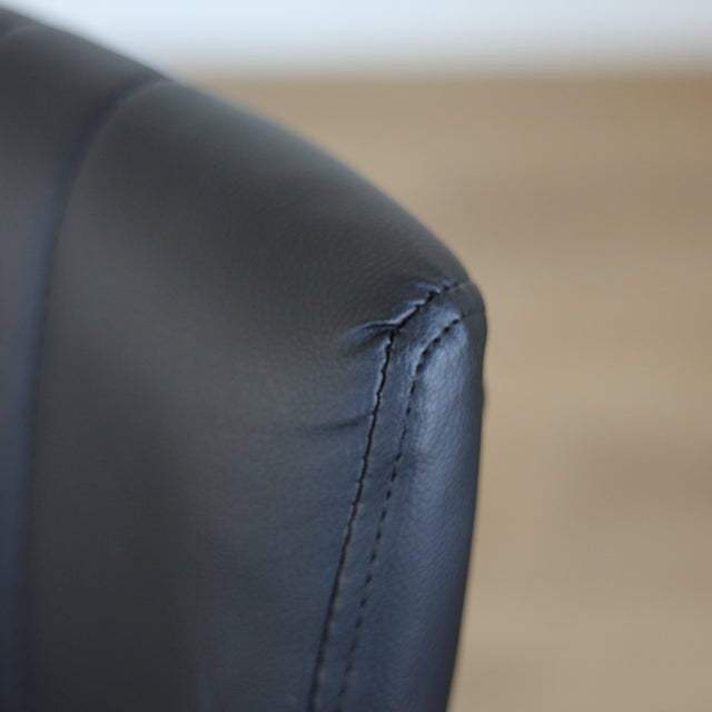 Lot de trois chaises de salle à manger noires en cuir végane noir avec piètement en métal noir, style moderne minimaliste.