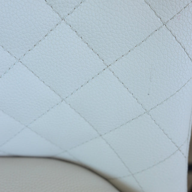 Lot de tabourets matelassés avec piétements noirs, style moderne.