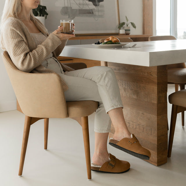 table en beton blanc avec base en bois et chaise beige dans deco moderne.