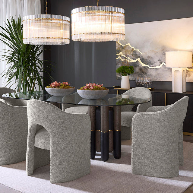 table ronde en verre avec chaises grises en tissu boucle design moderne.