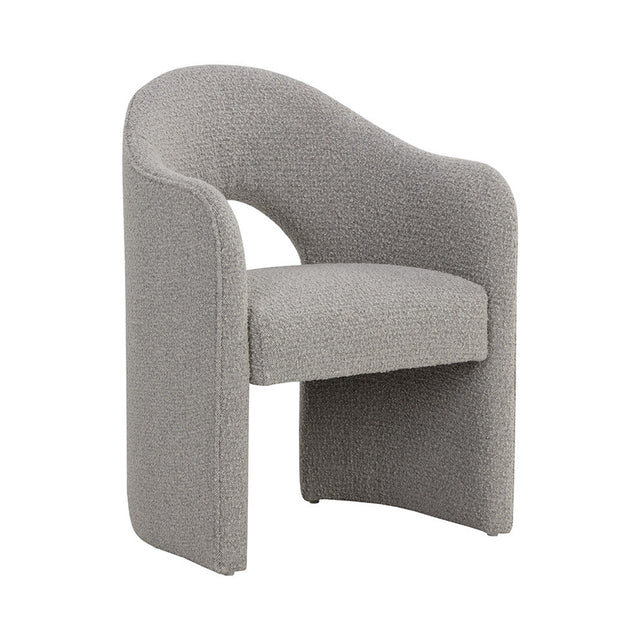 chaise grise en tissu boucle avec design courbe moderne et dossier enveloppant.