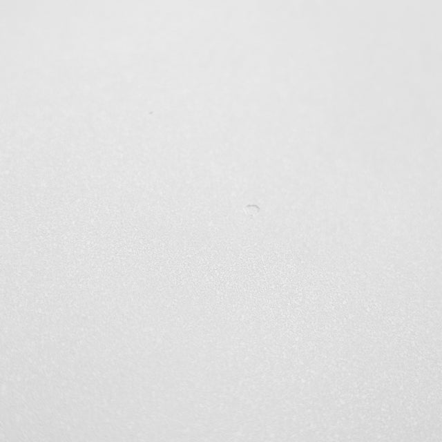 surface en beton gris clair a texture lisse et finition mate.