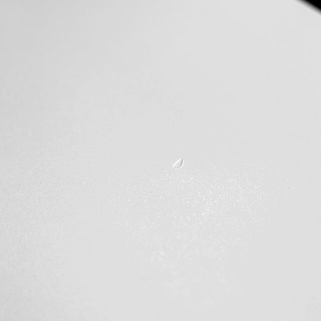 surface en beton gris clair a texture lisse et finition mate.