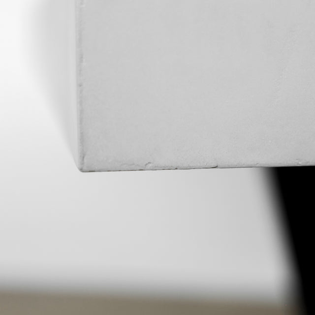 coin de table en beton lisse gris clair au design minimaliste.