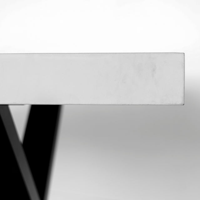 plateau de table en beton gris clair avec pieds metalliques noirs modernes.