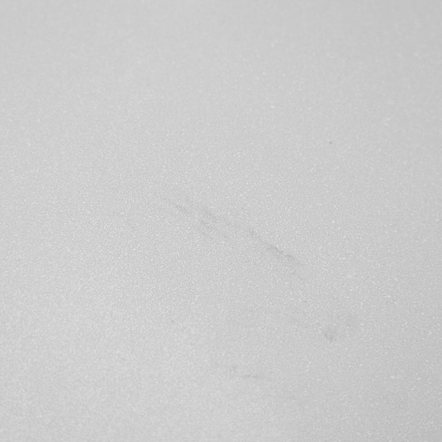 surface en beton gris clair a texture lisse et finition mate.