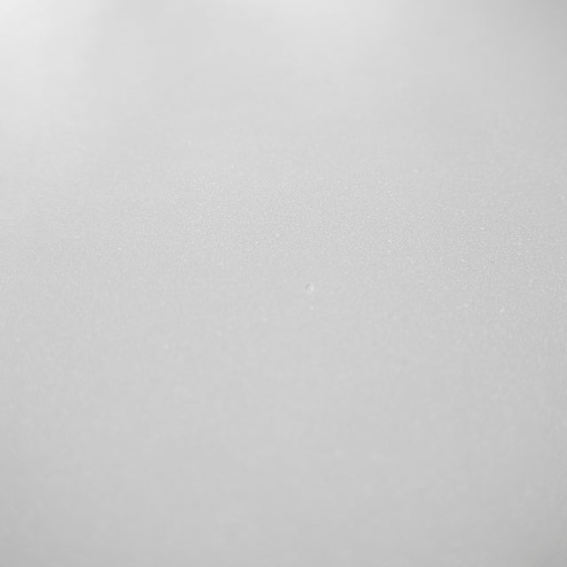 surface en beton gris clair a texture lisse et finition mate.